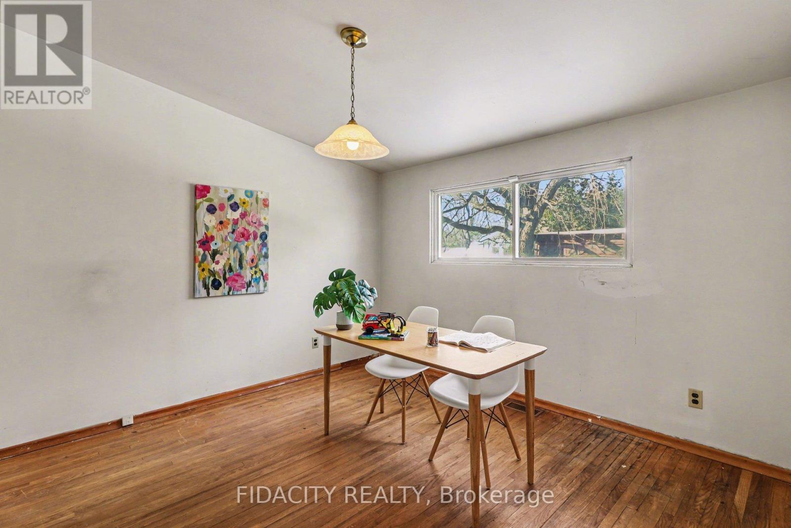 1933 Connecticut Avenue, Ottawa, ON - Indoor