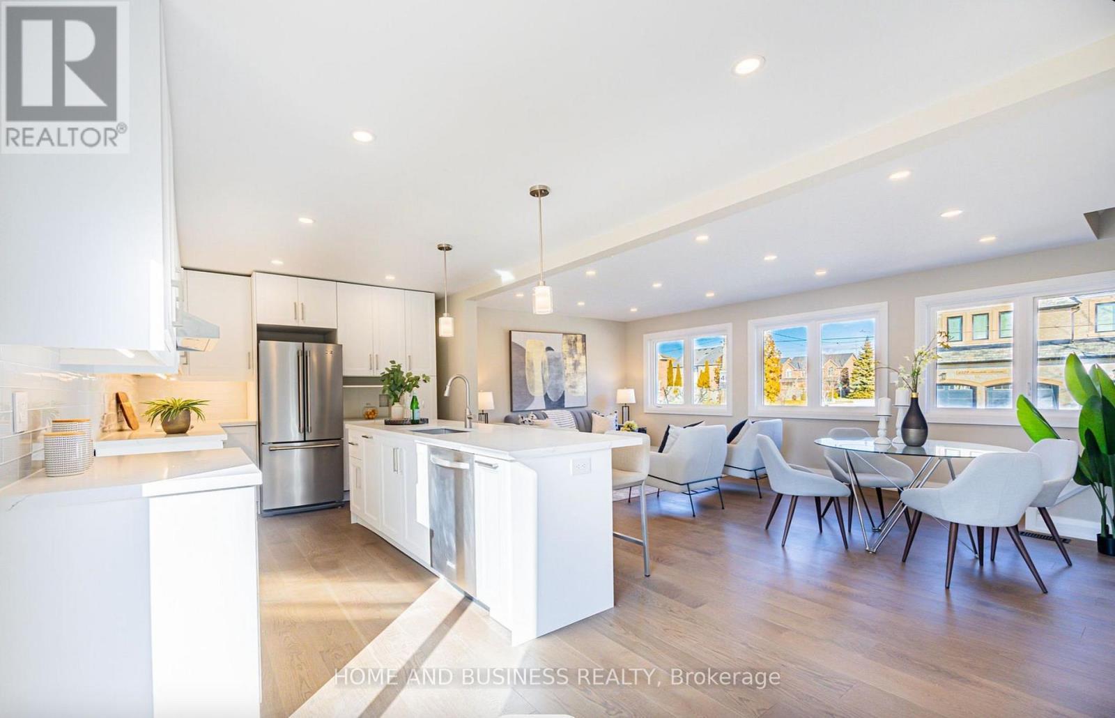 1326 Meredith Avenue, Mississauga, ON - Indoor Photo Showing Kitchen With Upgraded Kitchen