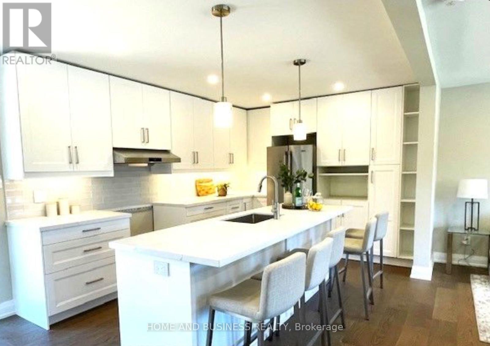 1326 Meredith Avenue, Mississauga, ON - Indoor Photo Showing Kitchen With Upgraded Kitchen