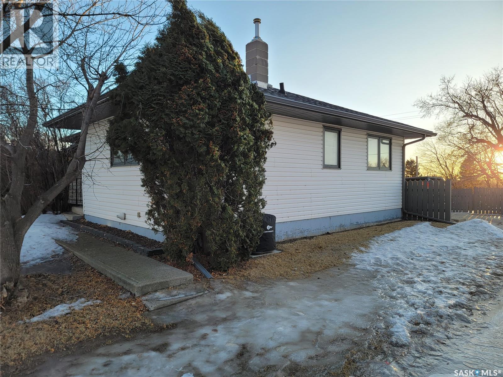 4812 Post Street, Macklin, SK - Outdoor