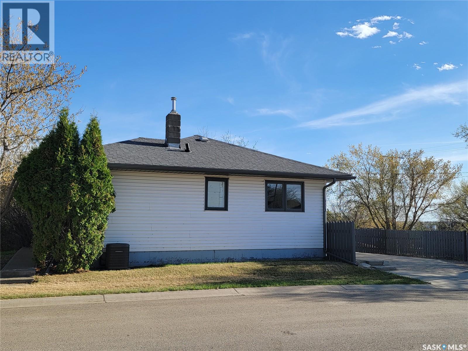 4812 Post Street, Macklin, SK - Outdoor