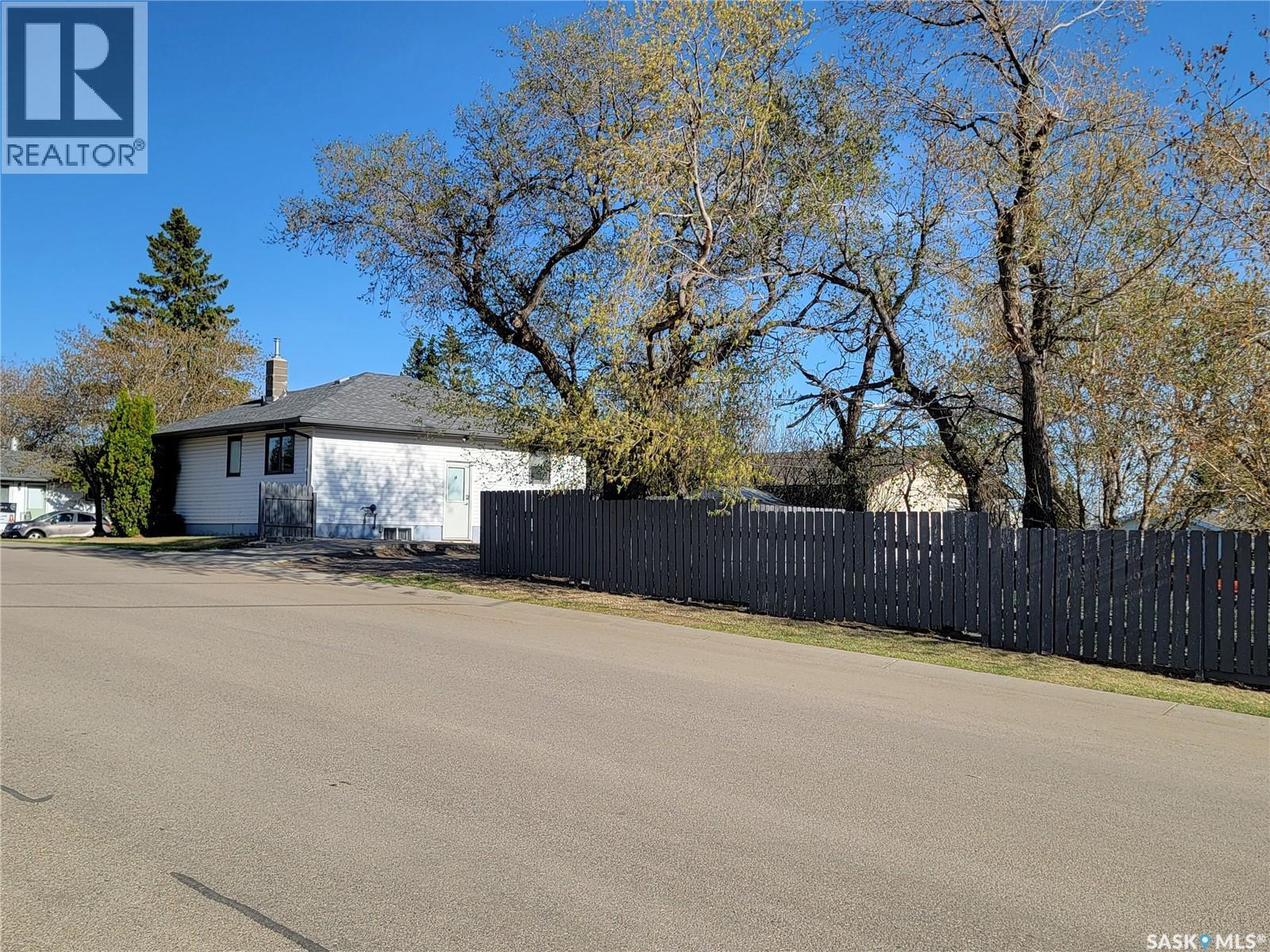 4812 Post Street, Macklin, SK - Outdoor