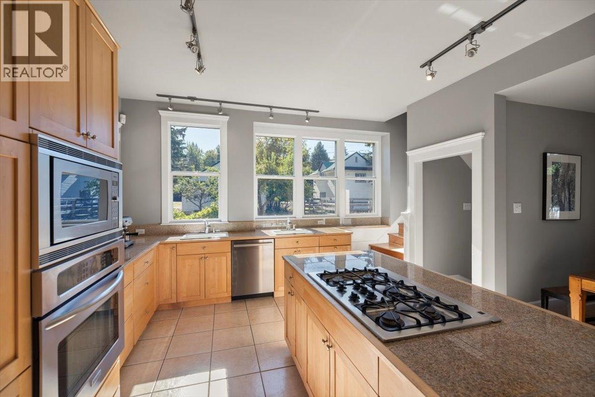 9 Park Crescent, Fernie, BC - Indoor Photo Showing Kitchen