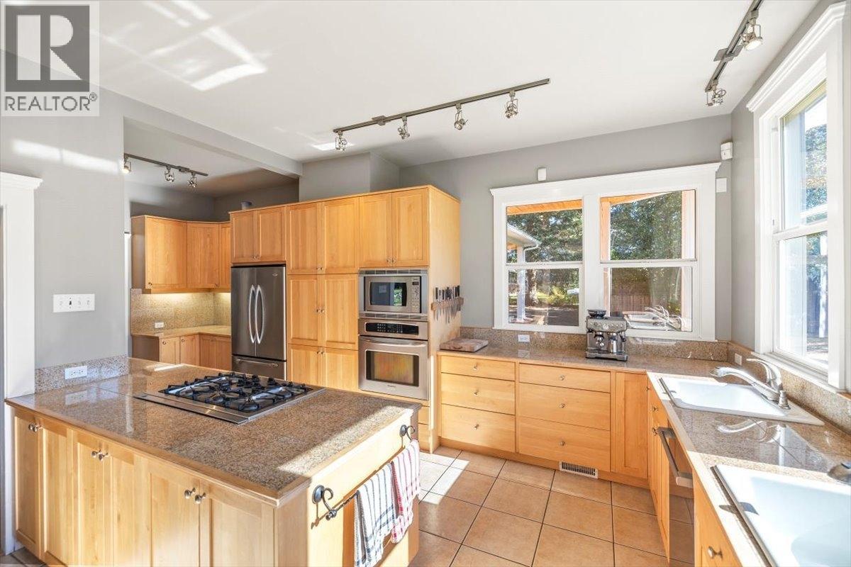 9 Park Crescent, Fernie, BC - Indoor Photo Showing Kitchen