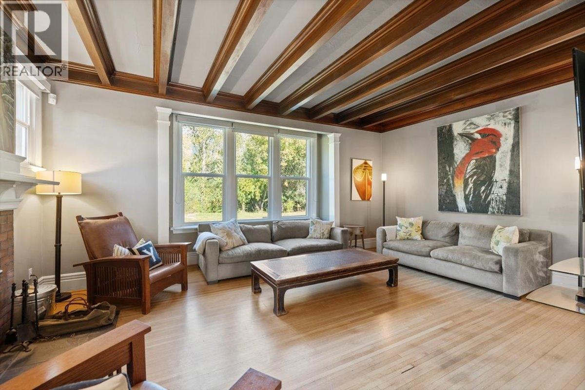 9 Park Crescent, Fernie, BC - Indoor Photo Showing Living Room