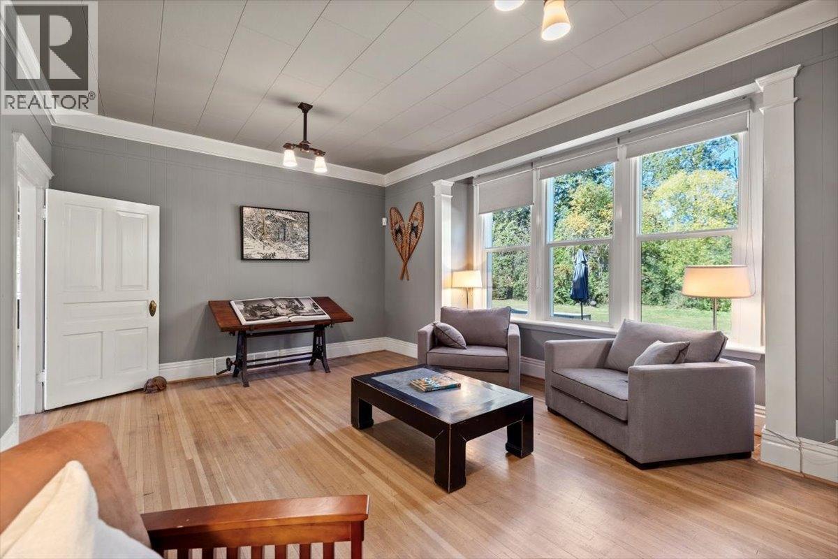 9 Park Crescent, Fernie, BC - Indoor Photo Showing Living Room