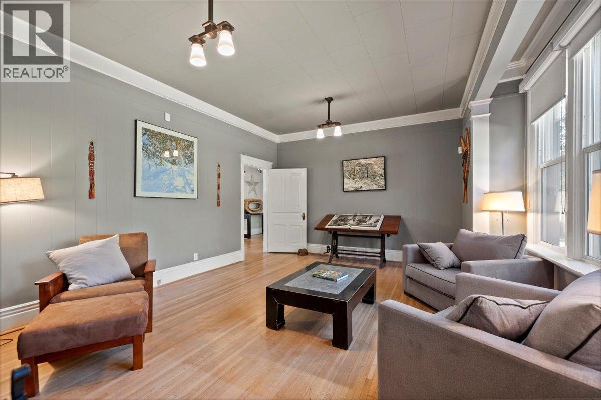 9 Park Crescent, Fernie, BC - Indoor Photo Showing Living Room