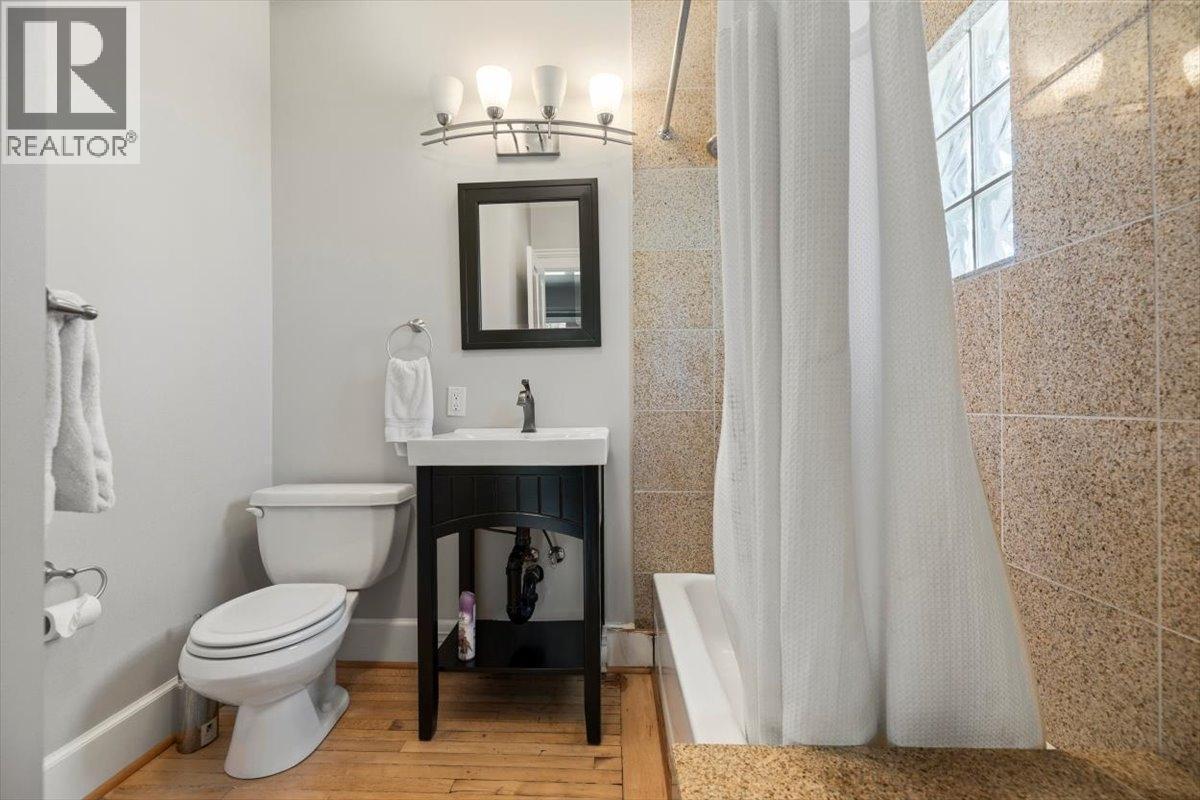 9 Park Crescent, Fernie, BC - Indoor Photo Showing Bathroom