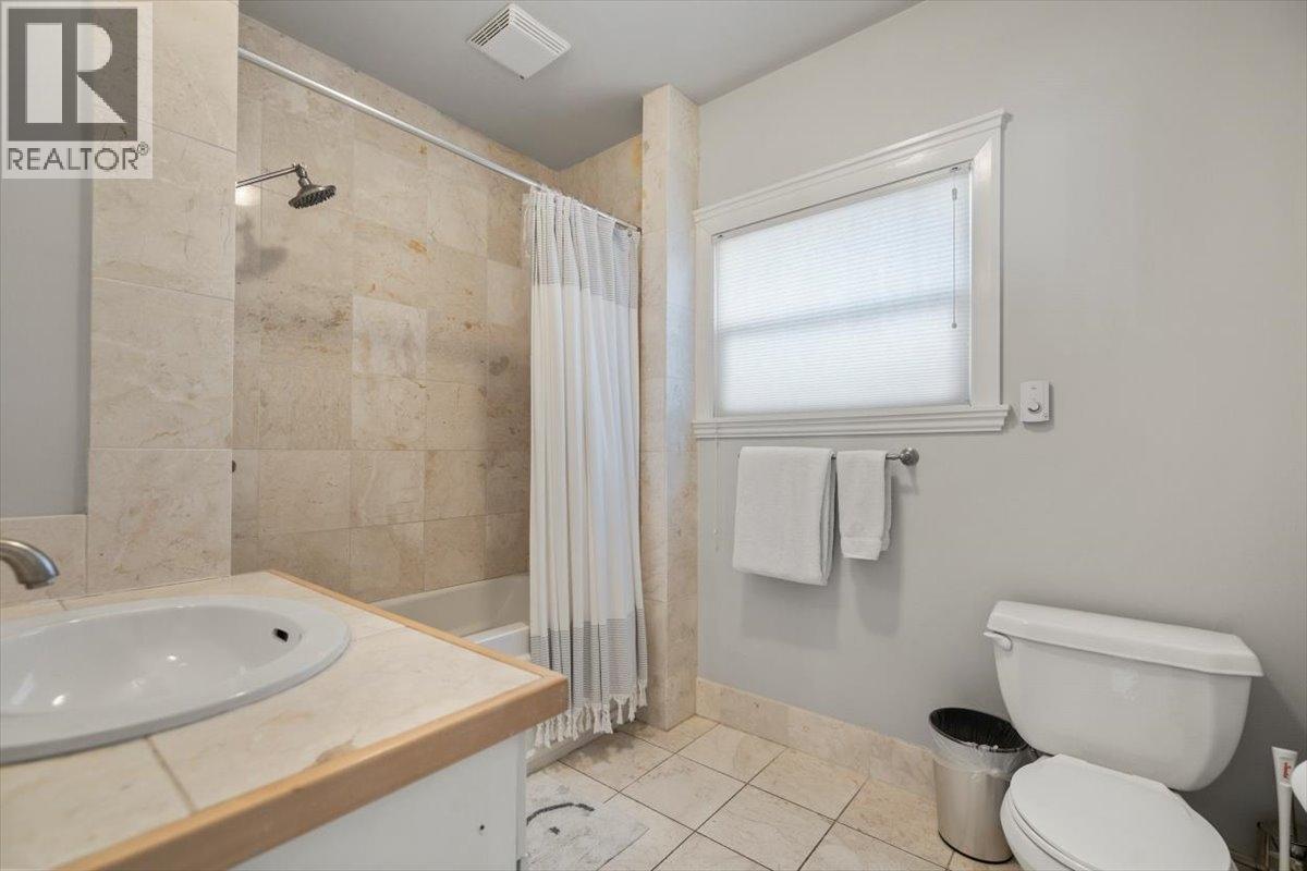 9 Park Crescent, Fernie, BC - Indoor Photo Showing Bathroom