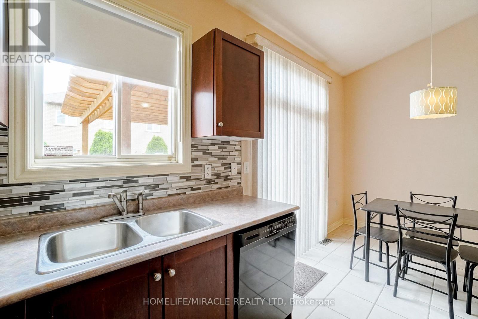824 Khan Crescent, Mississauga, ON - Indoor Photo Showing Kitchen With Double Sink