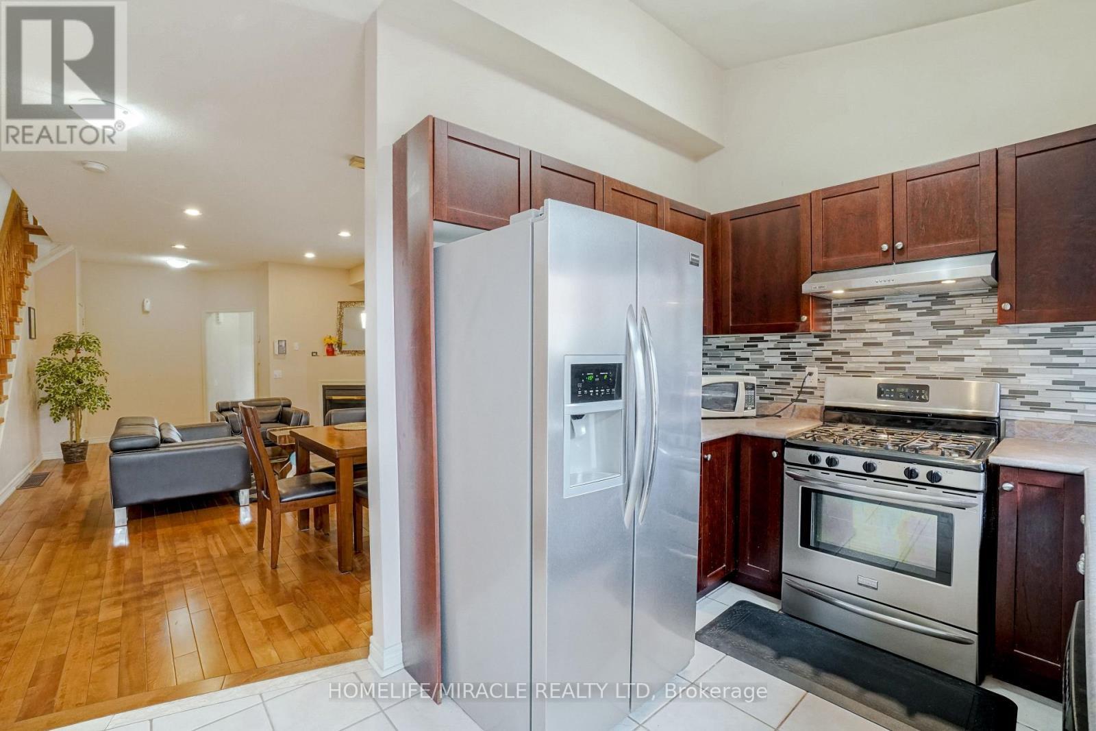 824 Khan Crescent, Mississauga, ON - Indoor Photo Showing Kitchen With Upgraded Kitchen