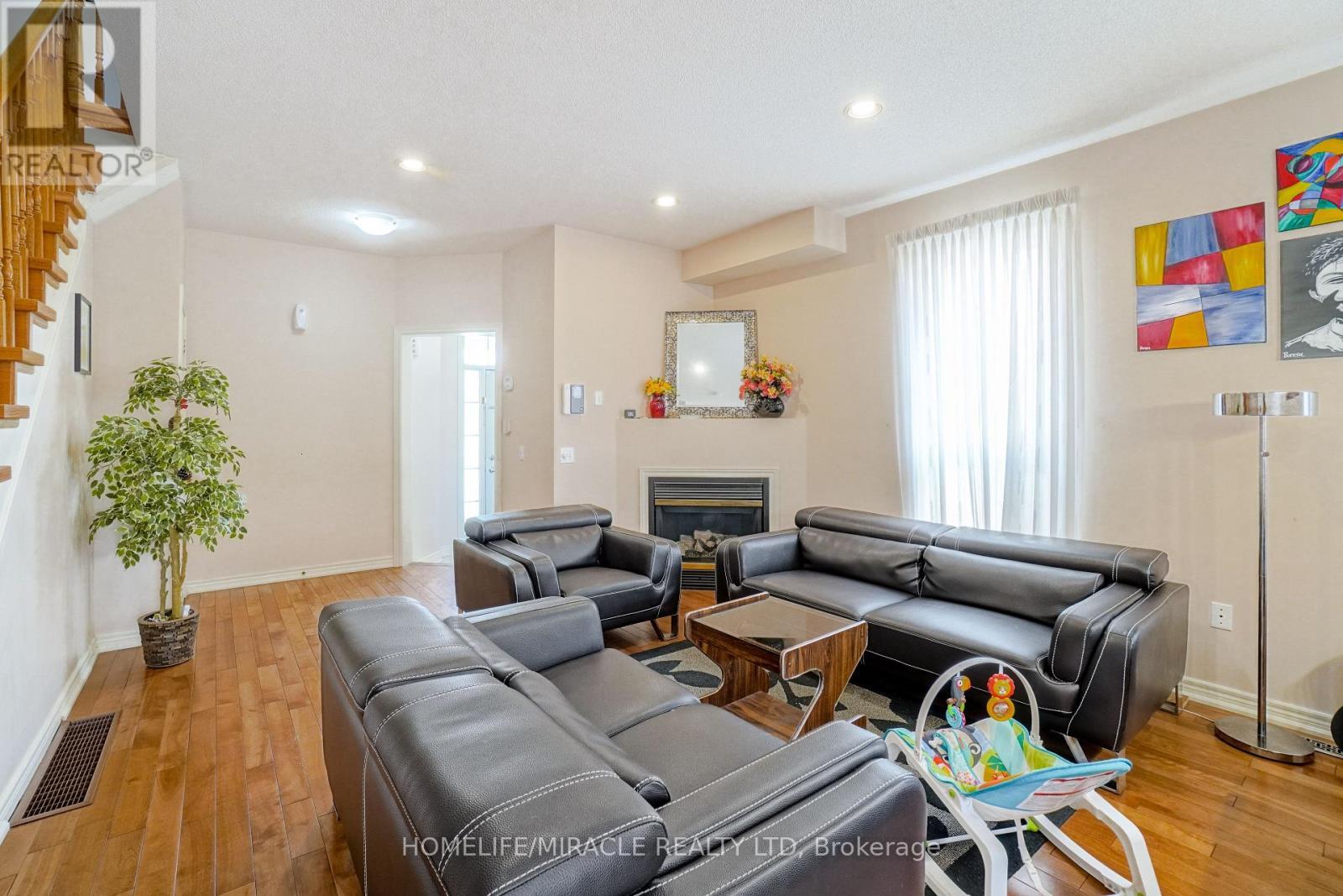 824 Khan Crescent, Mississauga, ON - Indoor Photo Showing Living Room With Fireplace