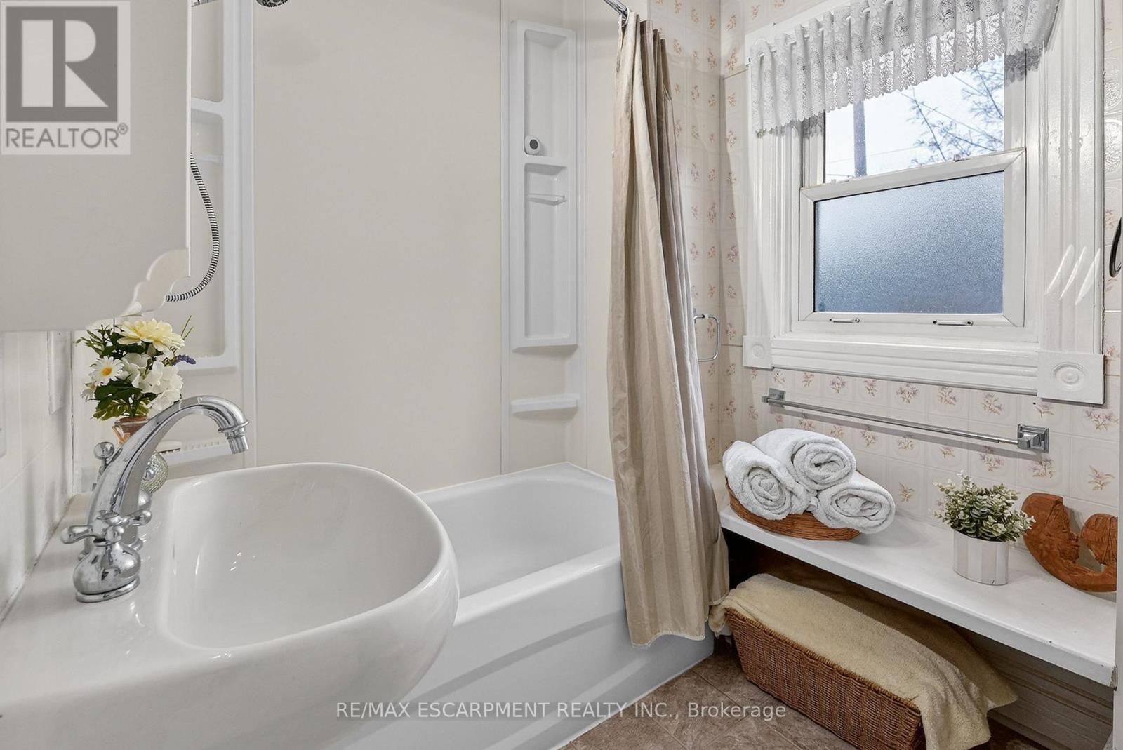 Upper Level - Bathroom - 287 Main Street E, Grimsby, ON - Indoor Photo Showing Bathroom