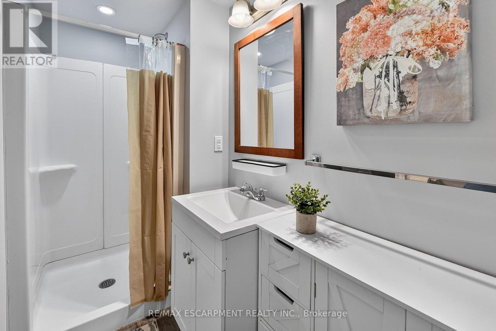 Basement Apartment - Bathroom - 287 Main Street E, Grimsby, ON - Indoor Photo Showing Bathroom