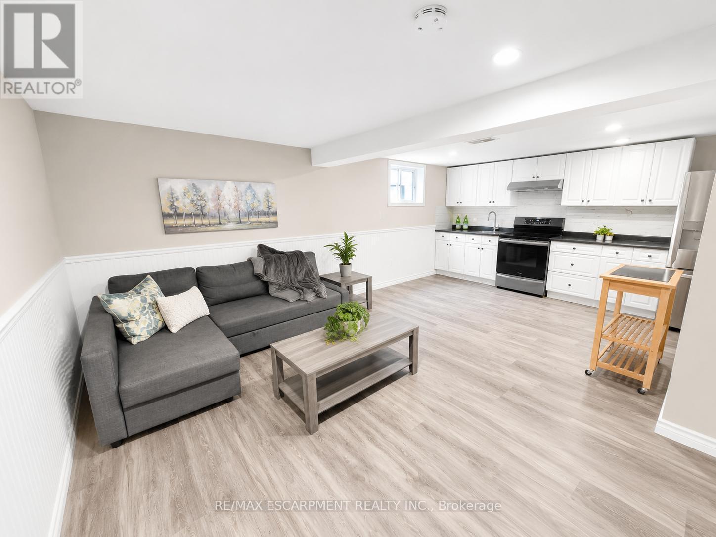 Basement Apartment - Open Concept Liv/Kitch - 287 Main Street E, Grimsby, ON - Indoor Photo Showing Living Room