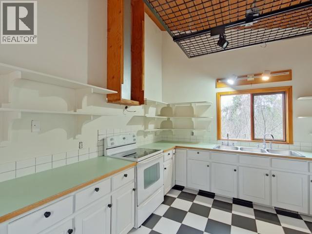 2005 Ralph Road, Powell River, BC - Indoor Photo Showing Kitchen