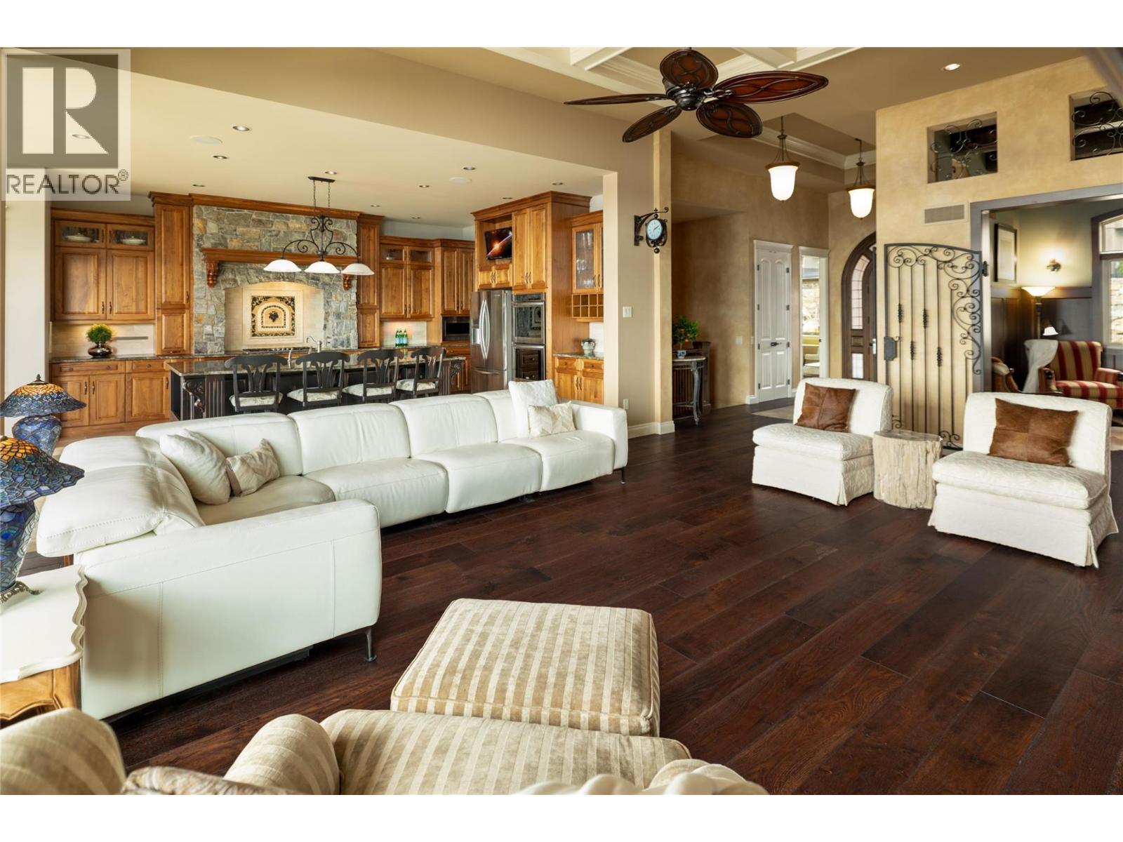 954 Hewetson Avenue, Kelowna, BC - Indoor Photo Showing Living Room