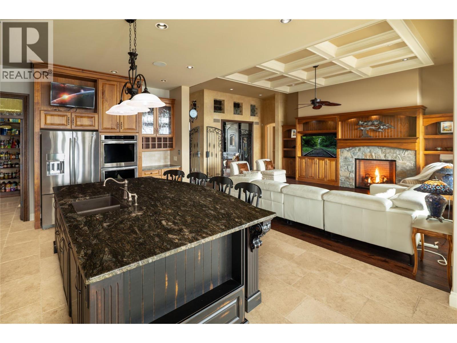 954 Hewetson Avenue, Kelowna, BC - Indoor With Fireplace
