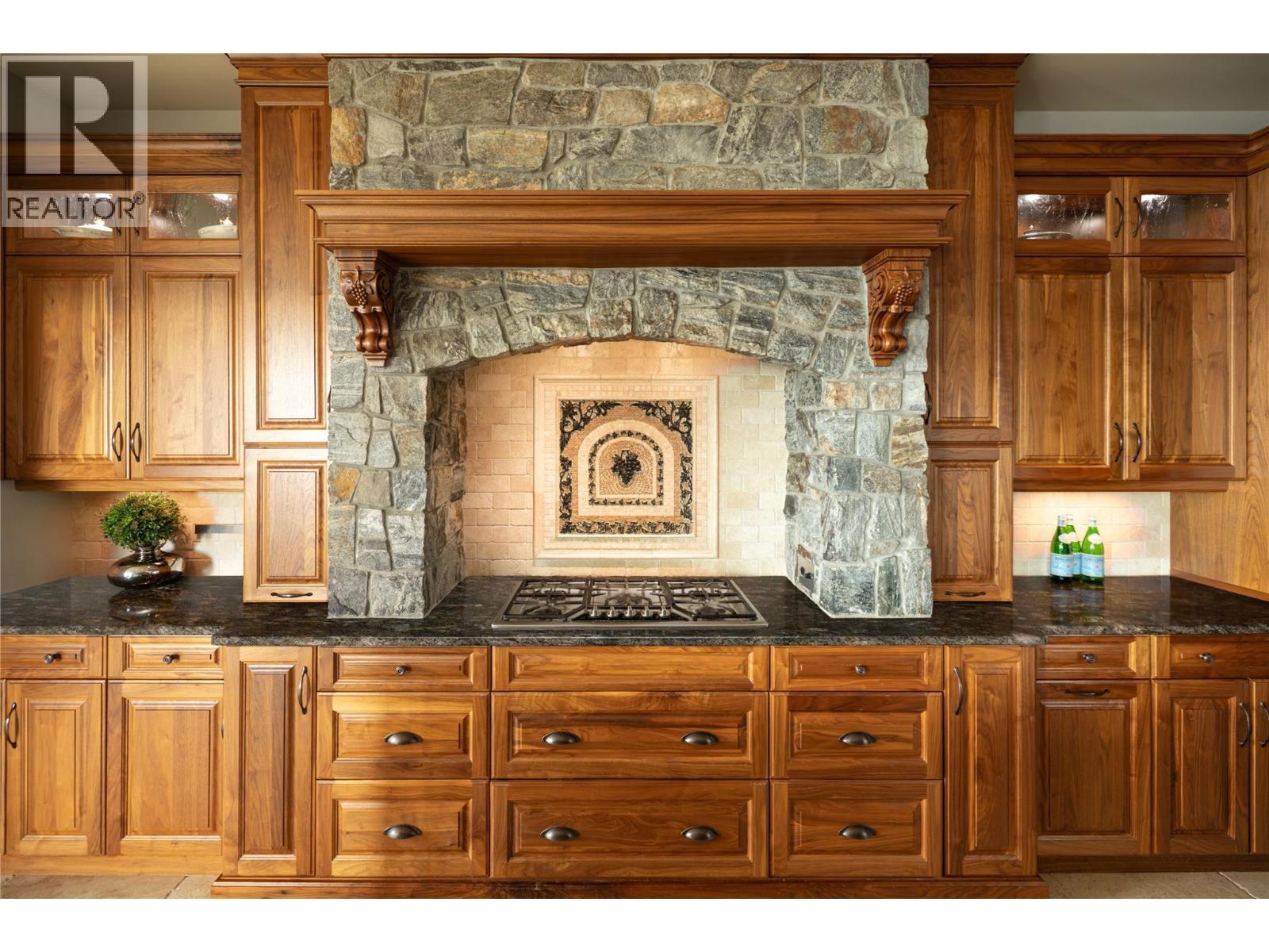 954 Hewetson Avenue, Kelowna, BC - Indoor Photo Showing Kitchen