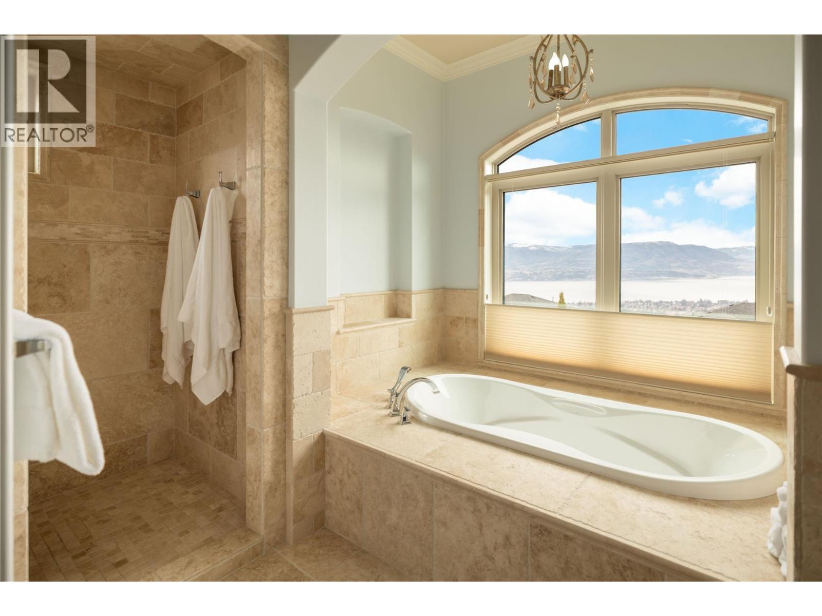 954 Hewetson Avenue, Kelowna, BC - Indoor Photo Showing Bathroom