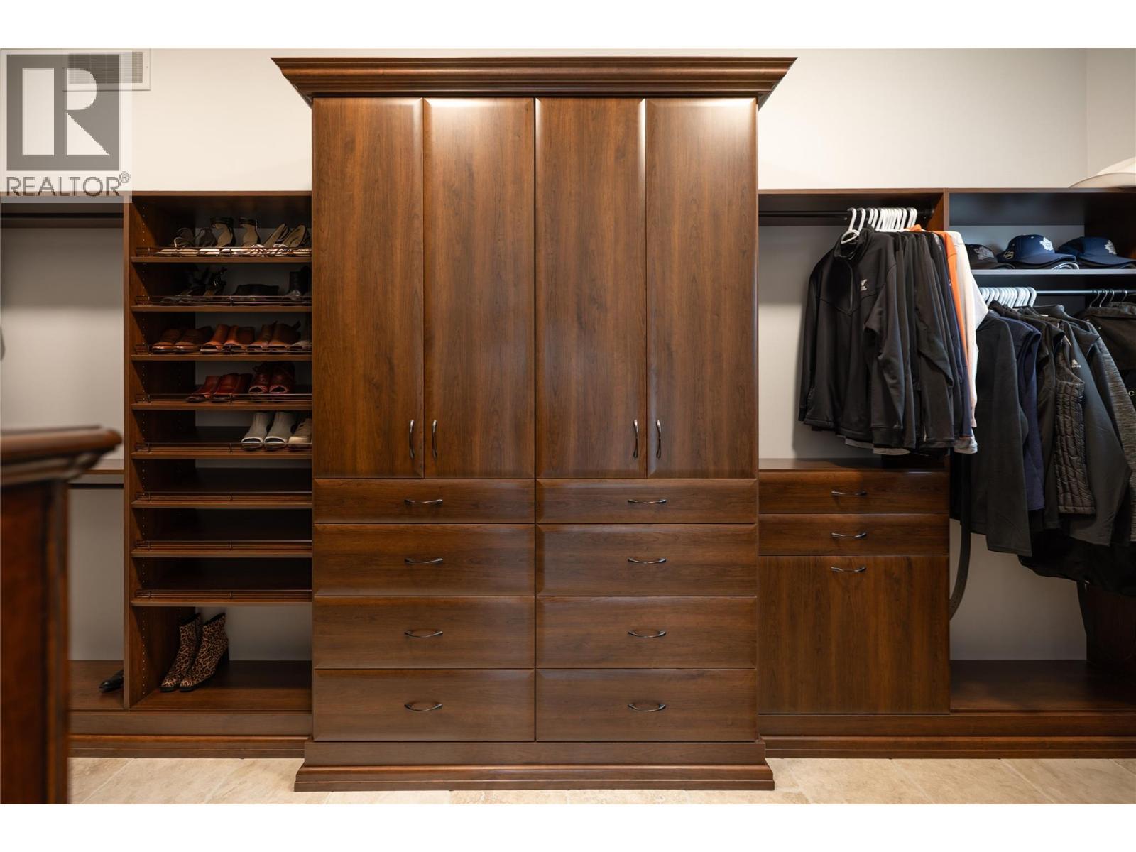 954 Hewetson Avenue, Kelowna, BC - Indoor