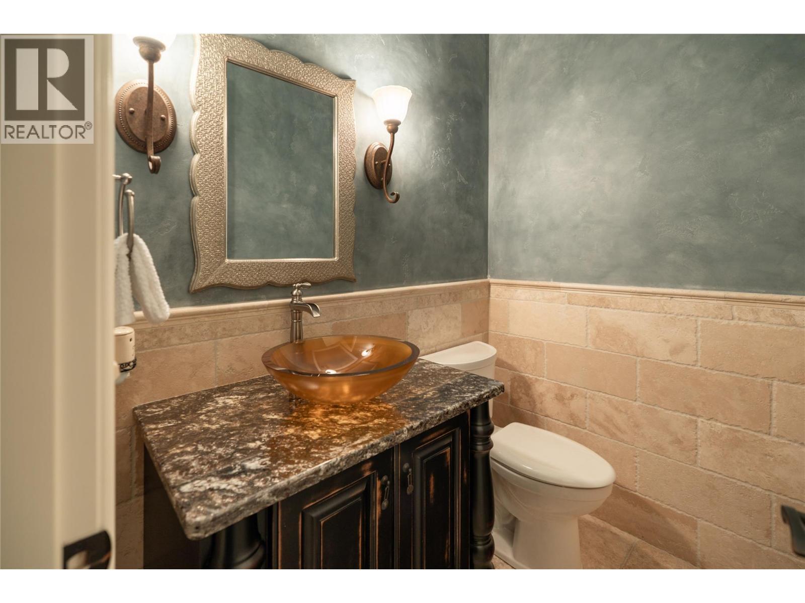 954 Hewetson Avenue, Kelowna, BC - Indoor Photo Showing Bathroom