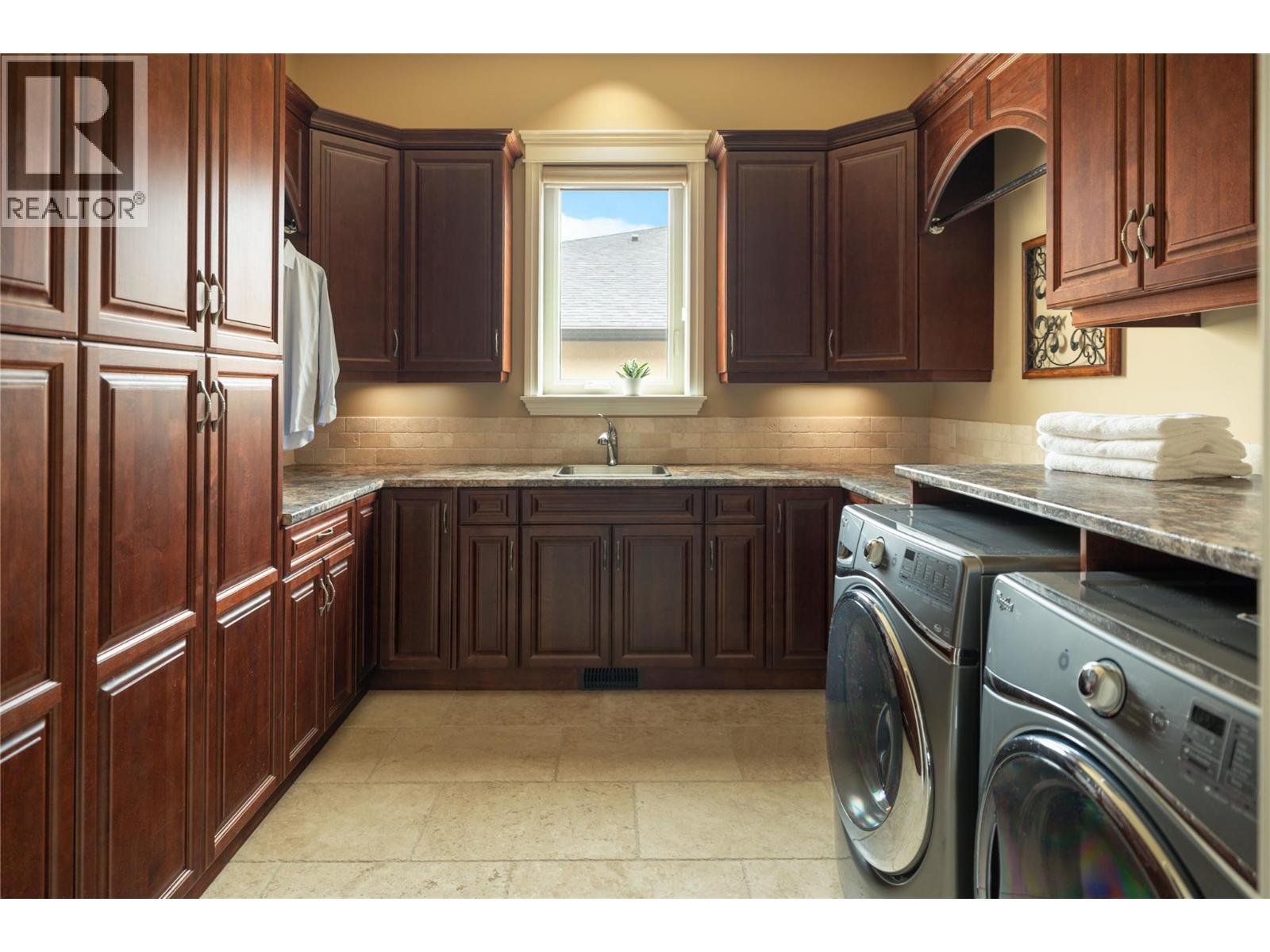 954 Hewetson Avenue, Kelowna, BC - Indoor Photo Showing Laundry Room