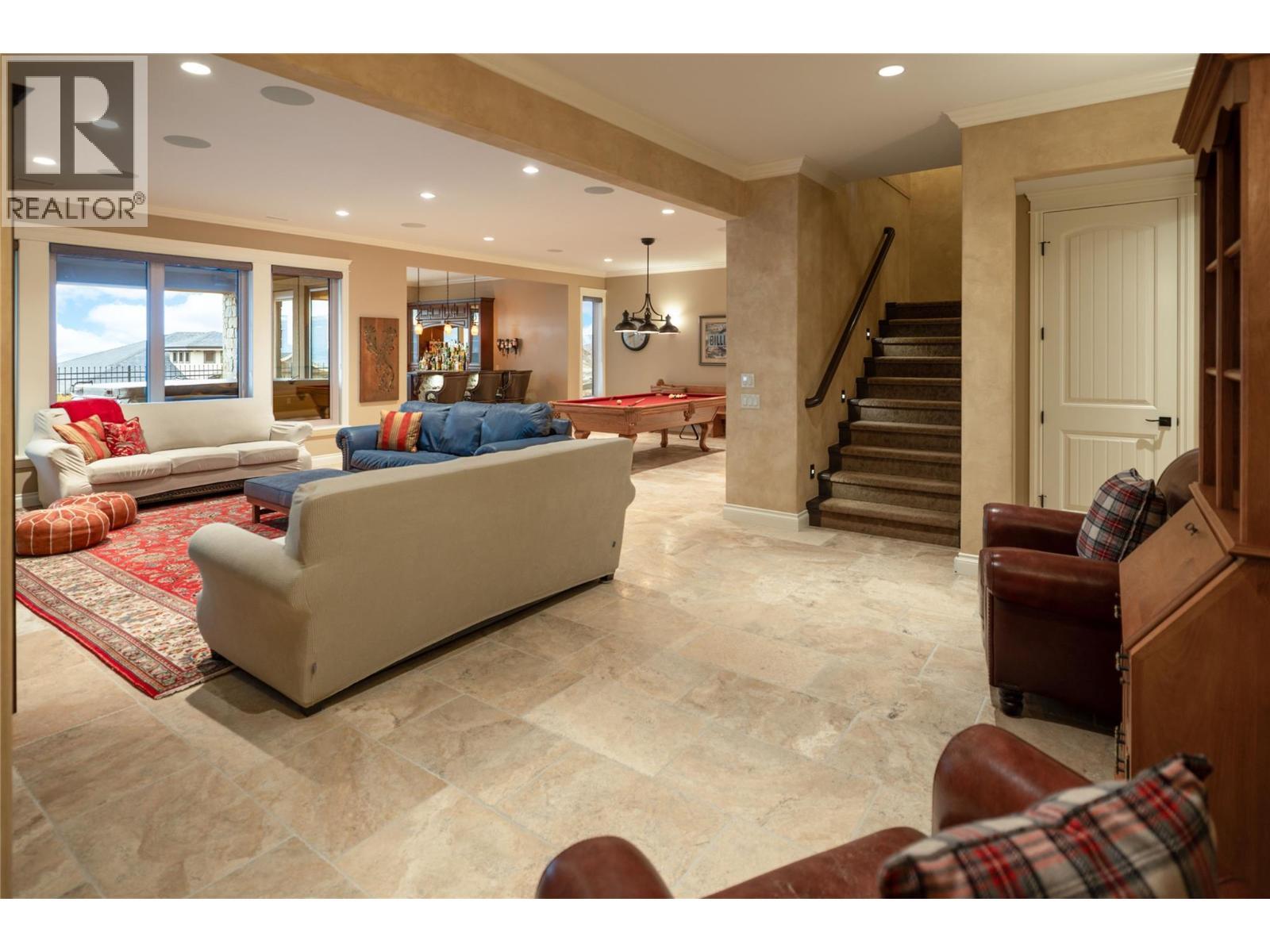 954 Hewetson Avenue, Kelowna, BC - Indoor Photo Showing Living Room