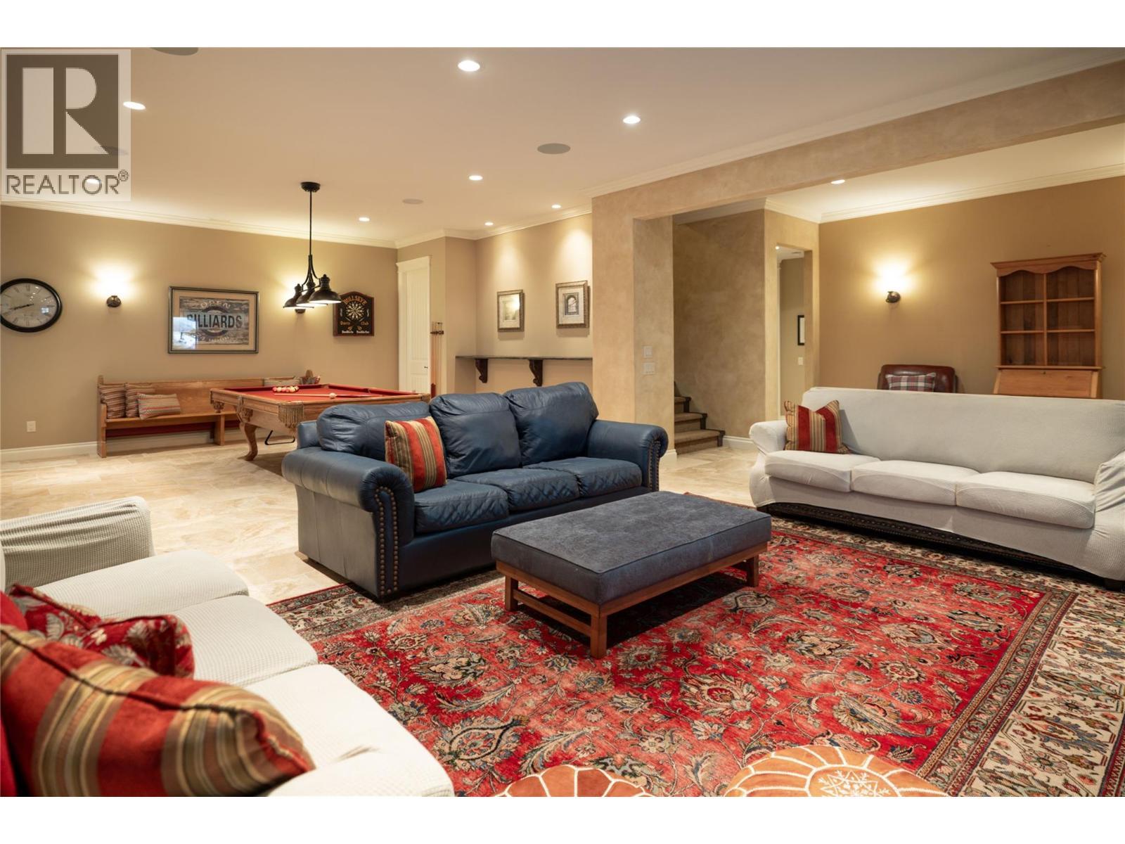 954 Hewetson Avenue, Kelowna, BC - Indoor Photo Showing Living Room