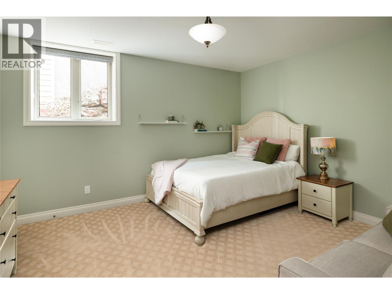 954 Hewetson Avenue, Kelowna, BC - Indoor Photo Showing Bedroom