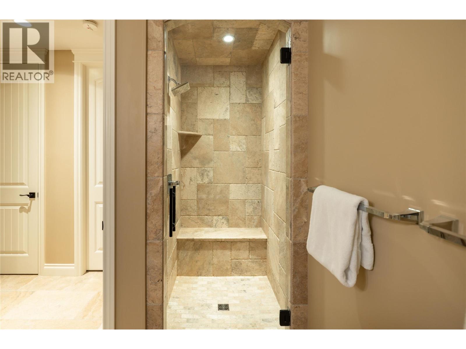 954 Hewetson Avenue, Kelowna, BC - Indoor Photo Showing Bathroom