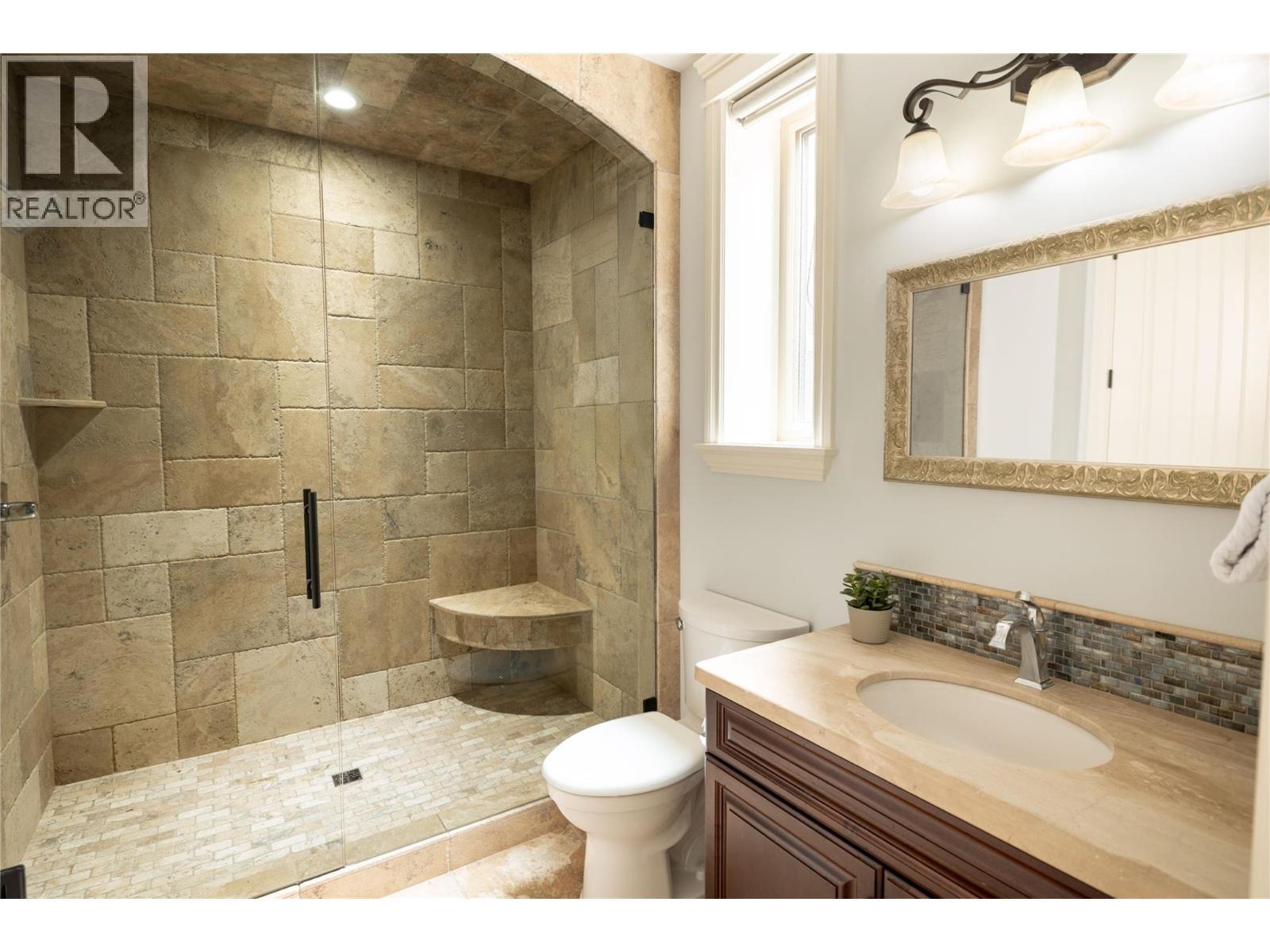 954 Hewetson Avenue, Kelowna, BC - Indoor Photo Showing Bathroom
