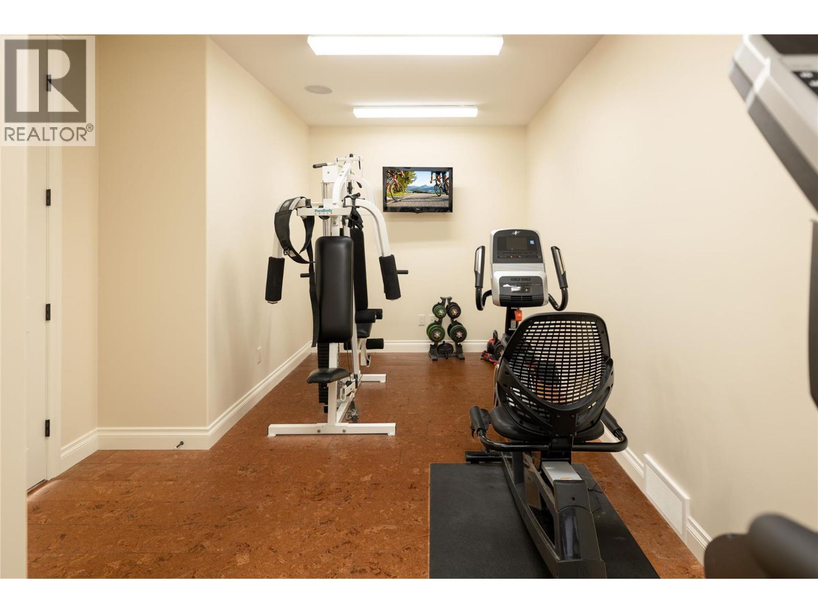 954 Hewetson Avenue, Kelowna, BC - Indoor Photo Showing Gym Room