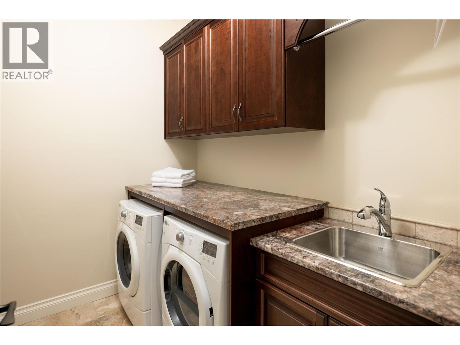 954 Hewetson Avenue, Kelowna, BC - Indoor Photo Showing Laundry Room