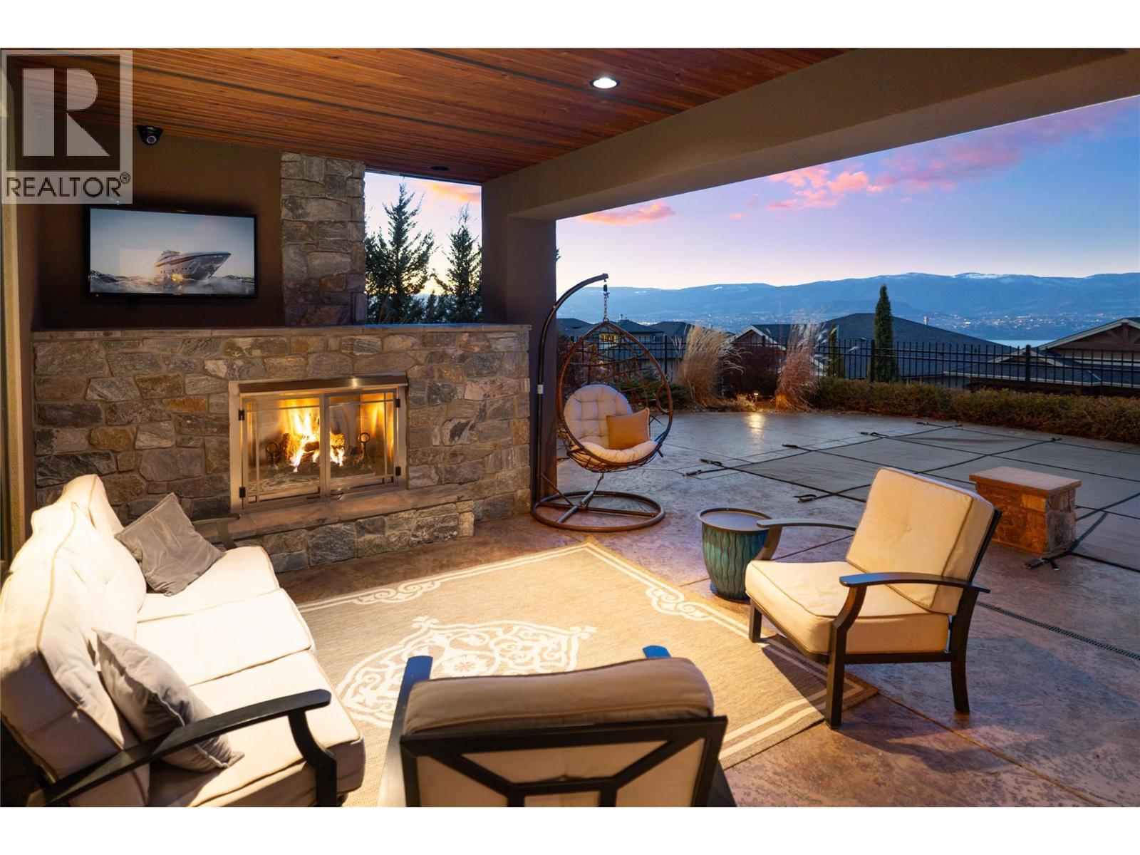 954 Hewetson Avenue, Kelowna, BC - With Fireplace With Exterior