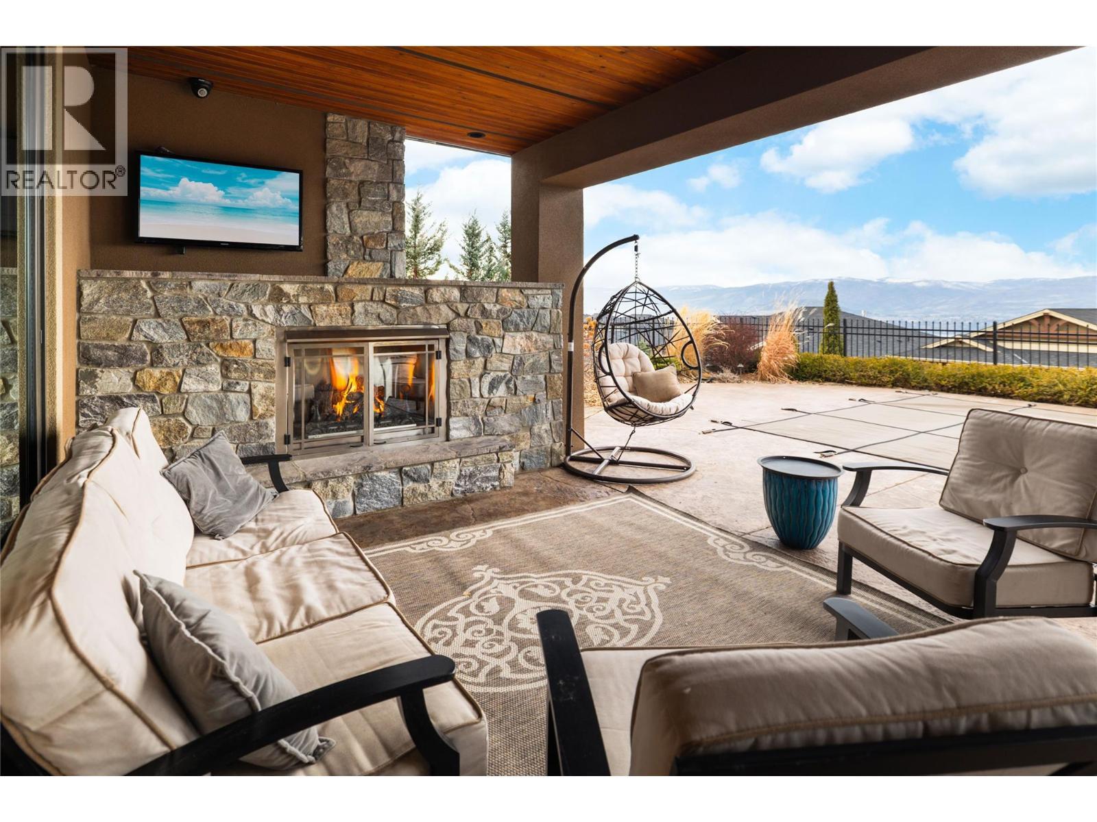 954 Hewetson Avenue, Kelowna, BC - With Fireplace