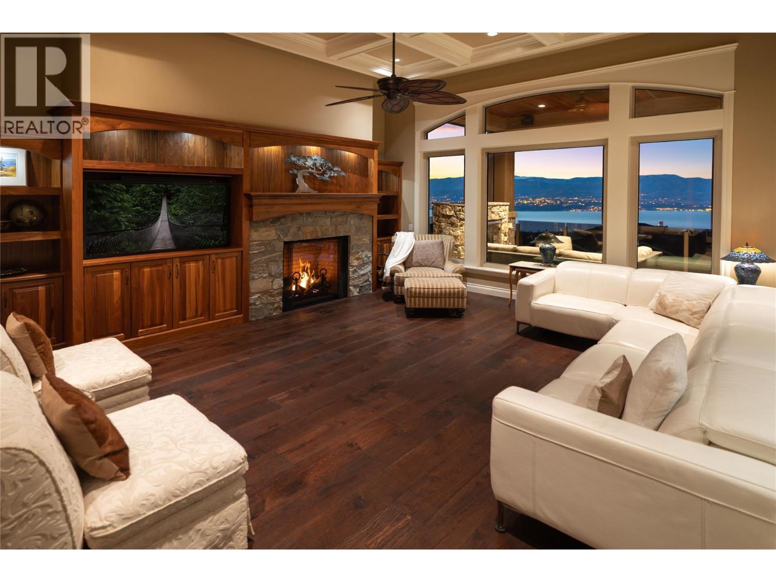 954 Hewetson Avenue, Kelowna, BC - Indoor Photo Showing Living Room With Fireplace