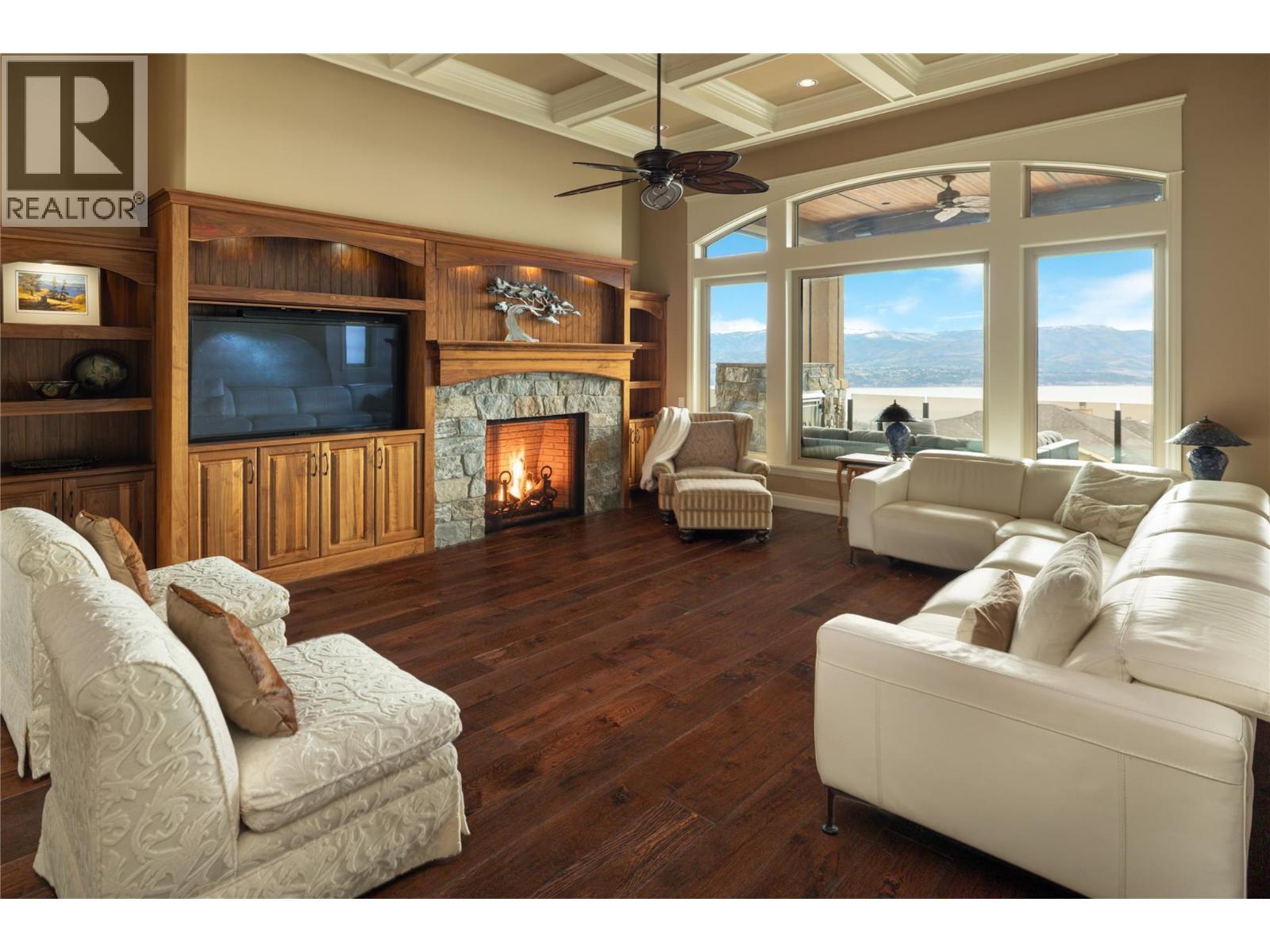 954 Hewetson Avenue, Kelowna, BC - Indoor Photo Showing Living Room With Fireplace