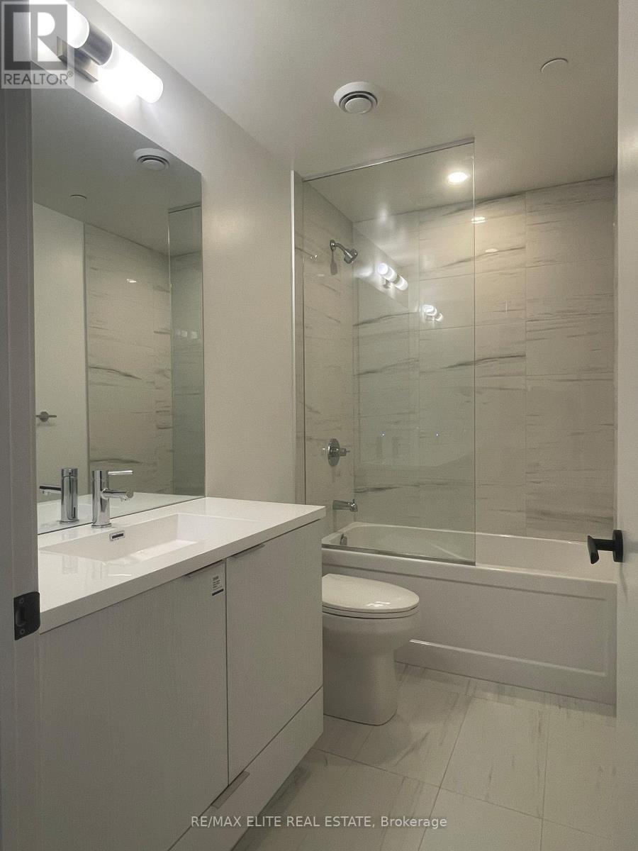 5811 - 8 Interchange Way, Vaughan, ON - Indoor Photo Showing Bathroom