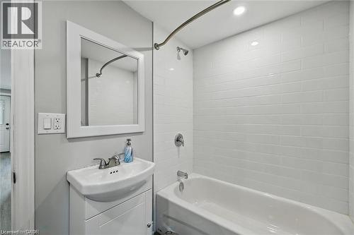 224 Rosslyn Avenue N, Hamilton, ON - Indoor Photo Showing Bathroom