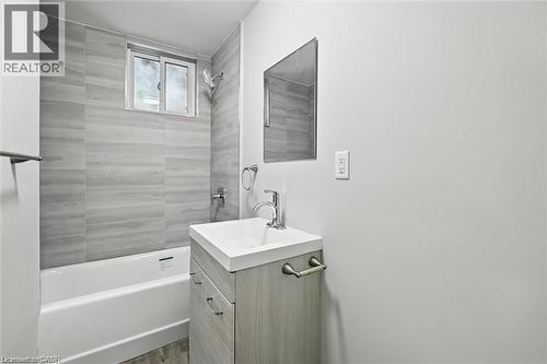 224 Rosslyn Avenue N, Hamilton, ON - Indoor Photo Showing Bathroom
