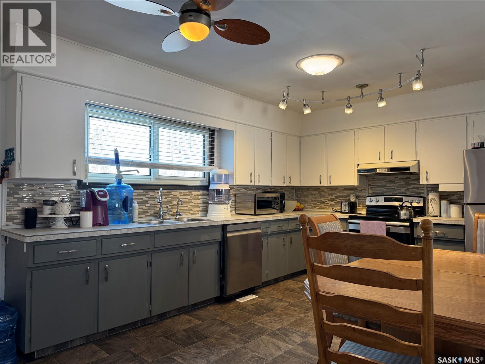 312 5Th Street W, Wynyard, SK - Indoor Photo Showing Kitchen With Double Sink