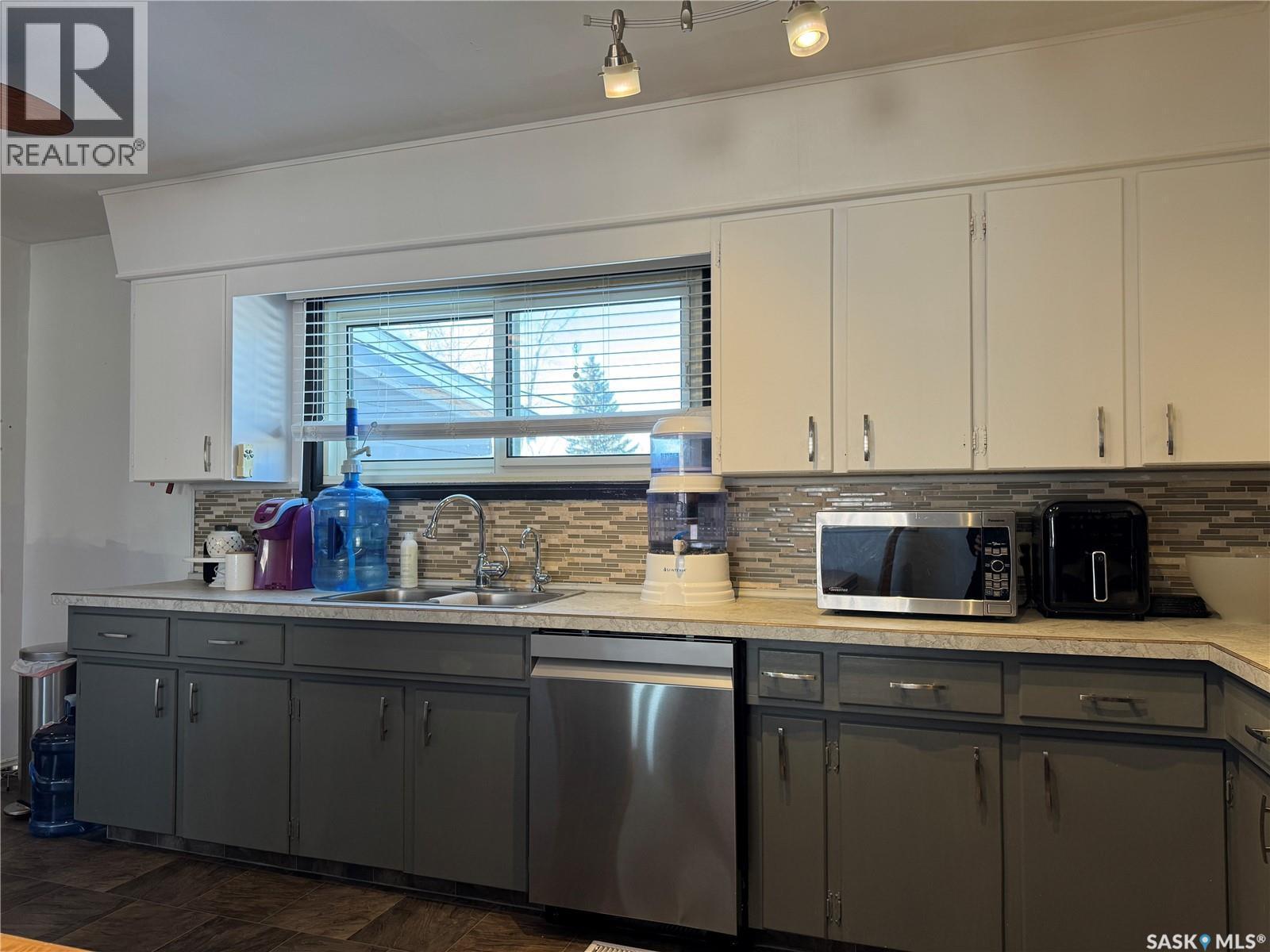 312 5Th Street W, Wynyard, SK - Indoor Photo Showing Kitchen With Double Sink