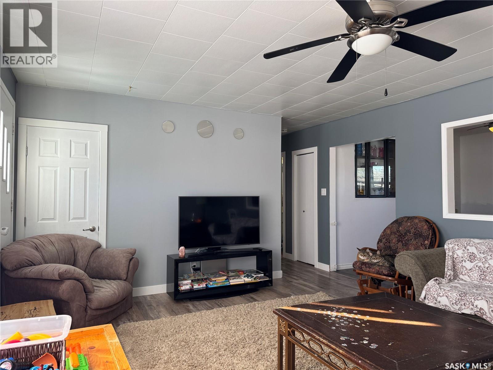 312 5Th Street W, Wynyard, SK - Indoor Photo Showing Living Room