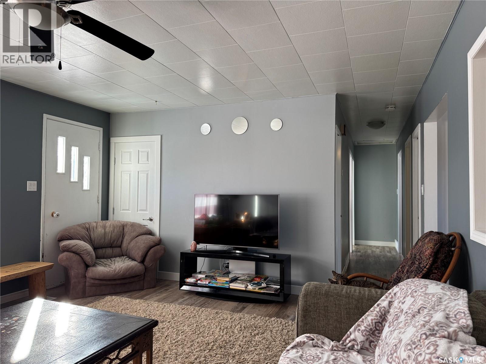 312 5Th Street W, Wynyard, SK - Indoor Photo Showing Living Room