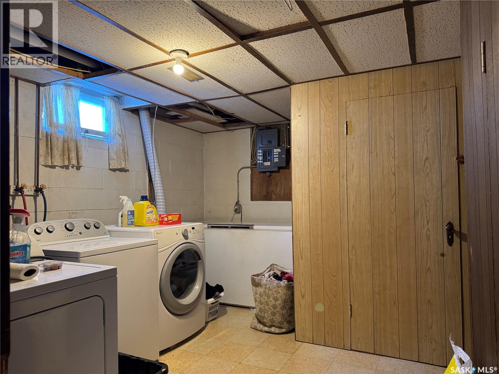 312 5Th Street W, Wynyard, SK - Indoor Photo Showing Laundry Room