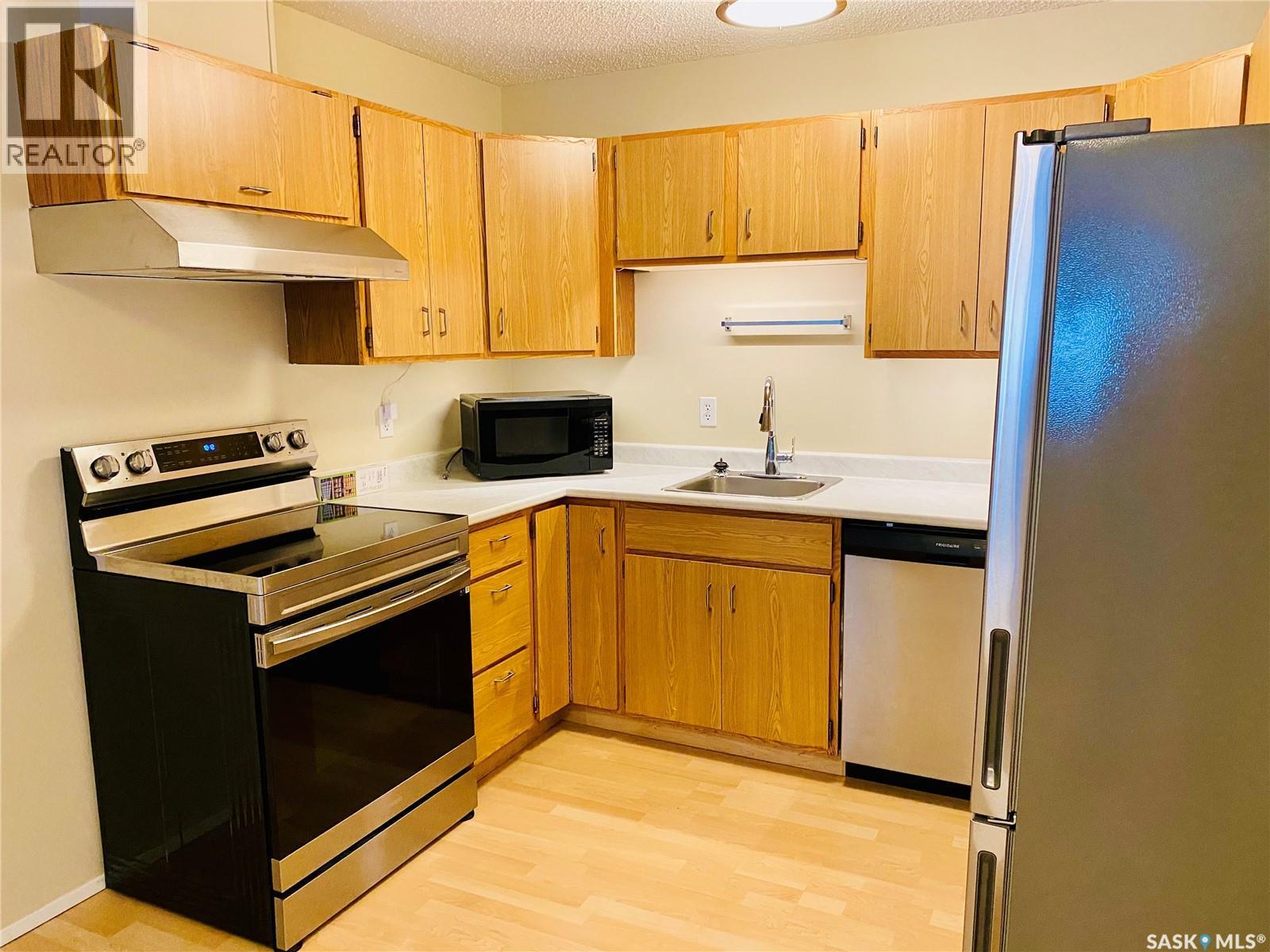 104 1006 9Th Street E, Saskatoon, SK - Indoor Photo Showing Kitchen