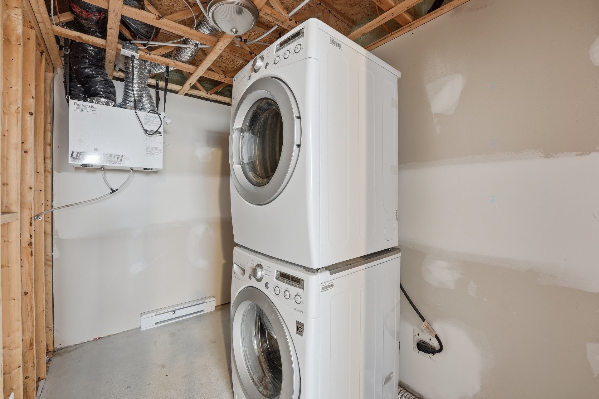 Rangement - 3998 Rue Mousseau, L'Assomption, QC - Indoor Photo Showing Laundry Room