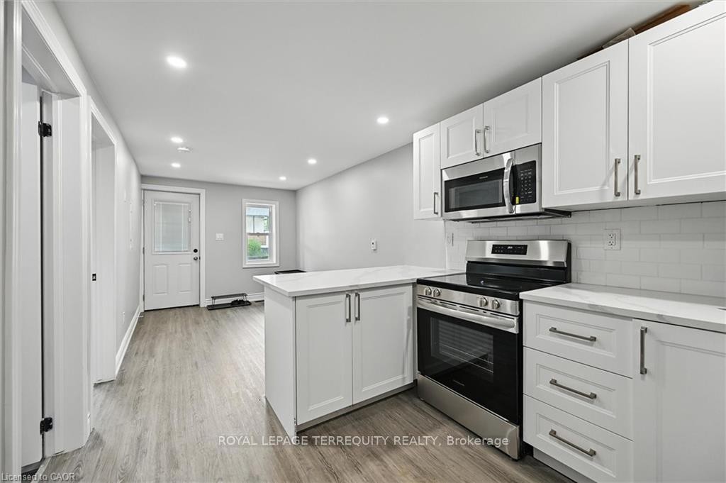 224 Rosslyn Avenue N, Hamilton, ON - Indoor Photo Showing Kitchen
