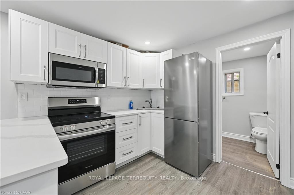 224 Rosslyn Avenue N, Hamilton, ON - Indoor Photo Showing Kitchen With Stainless Steel Kitchen